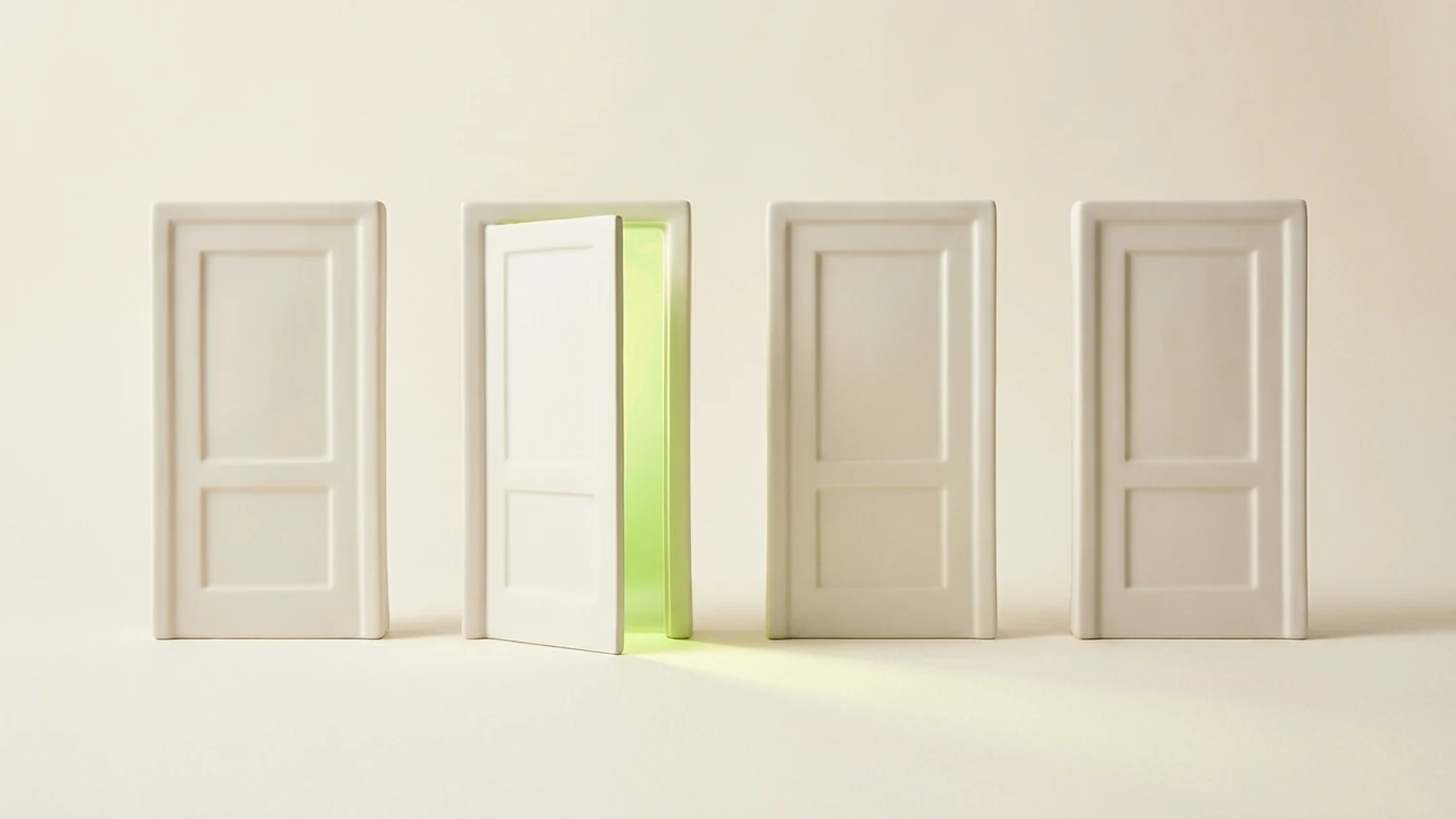 Cuatro puertas cerámicas idénticas, solo la segunda abierta con luz lima saliendo