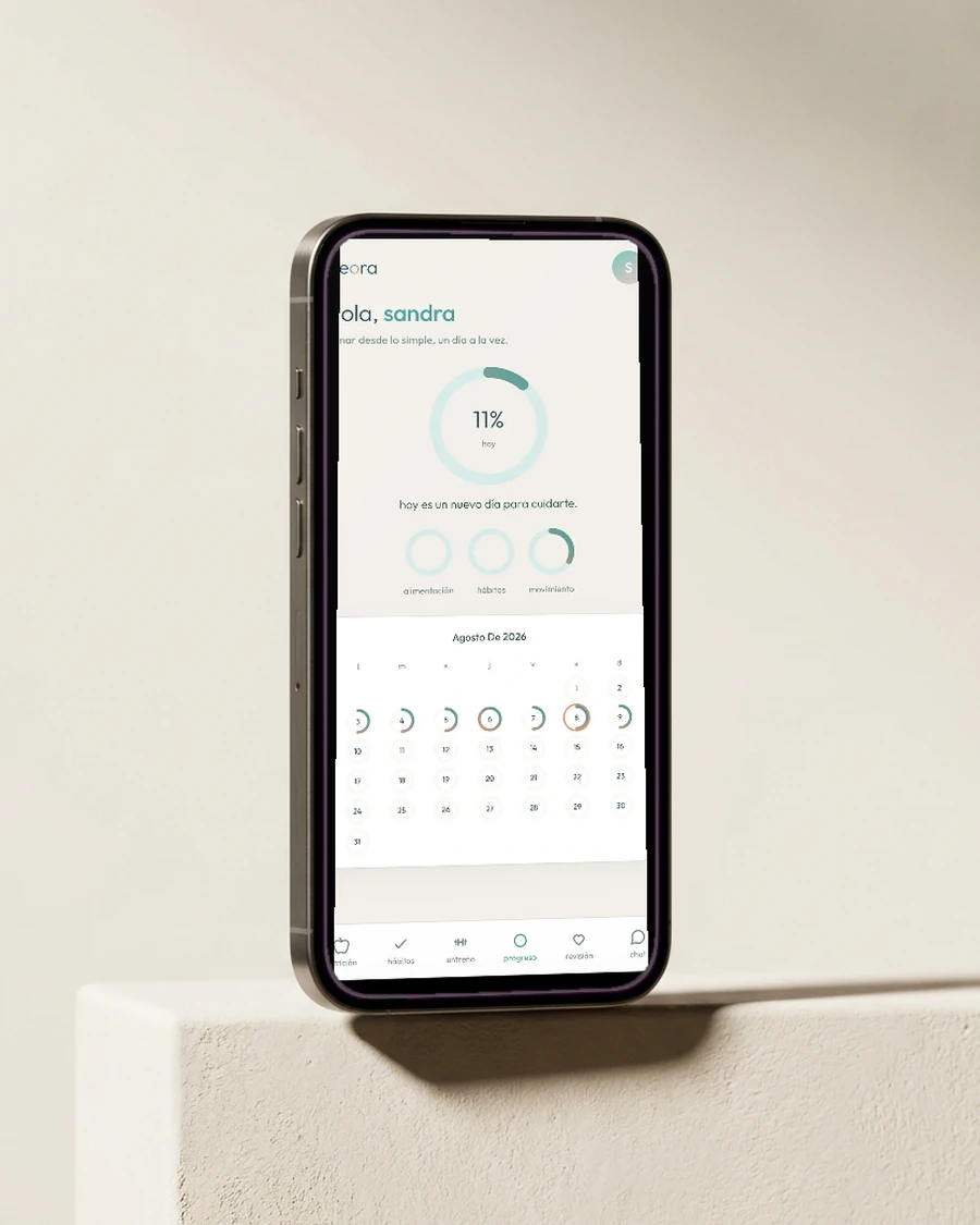 Pantalla de chat con la coach de la app de neora